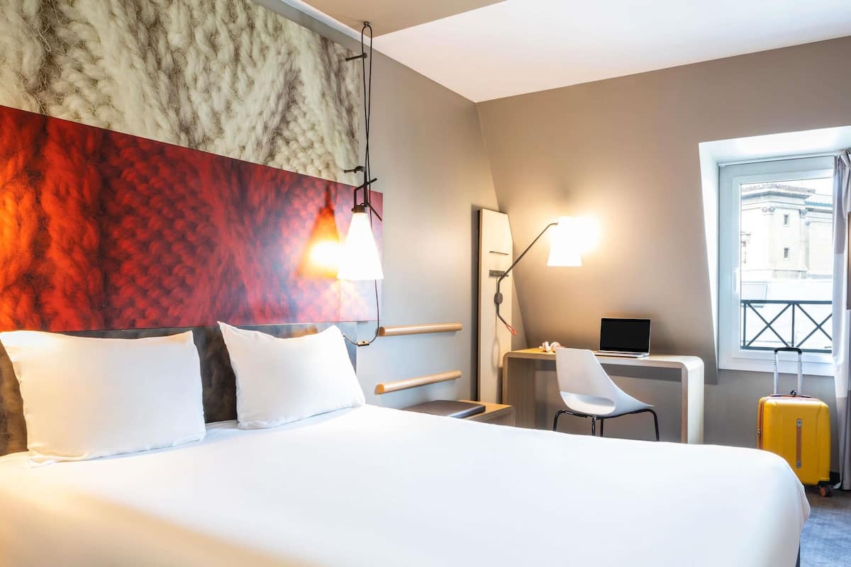 Standard Room, 1 Double Bed | In-room safe, desk, soundproofing, iron/ironing board