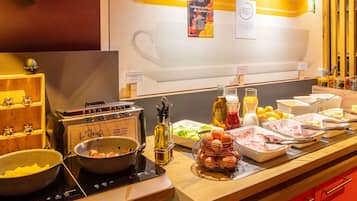 Petit déjeuner continental (12.90 EUR par personne)