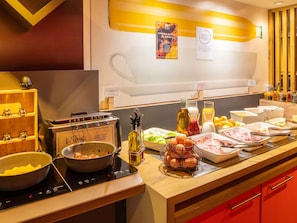 Daily continental breakfast (EUR 12.90 per person)