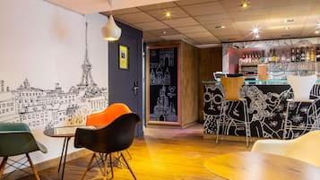 Serveert ontbijt, lunch en diner