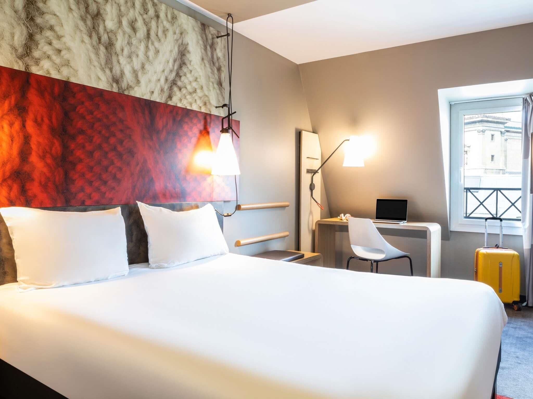 Chambre Standard, 1 lit double | Coffre-fort, bureau, système d’insonorisation, fer et planche à repasser
