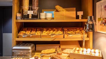 Tägliches kontinentales Frühstück (12.90 EUR pro Person)