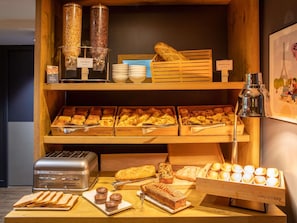 Petit déjeuner continental (12.90 EUR par personne)