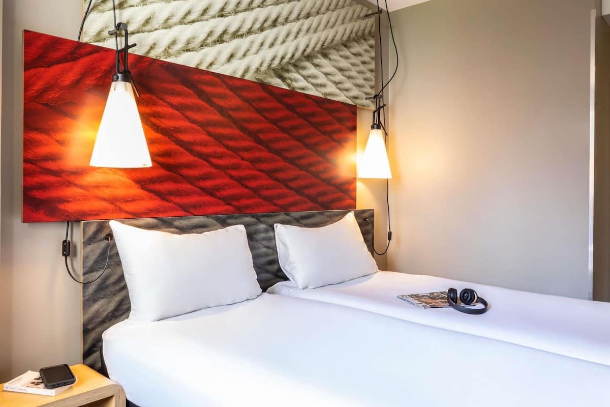 Chambre Standard, 2 lits jumeaux | Coffre-fort, bureau, systĂšme dâinsonorisation, fer et planche Ă repasser