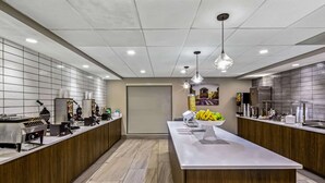 Une cuisine moderne dotée d’un îlot central, de meubles en bois et d’appareils électroménagers en acier inoxydable.