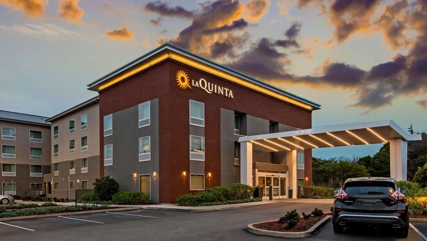 Un hôtel La Quinta doté d’une façade moderne, d’une entrée abritée et d’un parking.