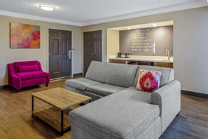Deluxe-Suite, Mehrere Betten, barrierefrei, Nichtraucher (Mobility/Hearing Impaired Accessible) | Pillowtop-Betten, Schreibtisch, laptopgeeigneter Arbeitsplatz