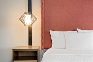Pillow-top beds, desk, laptop workspace, blackout curtains - La Quinta Inn & Suites by Wyndham San Francisco Airport N (South San Francisco)