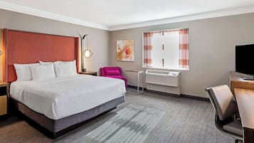 Camas com colchões pillow-top, escrivaninha