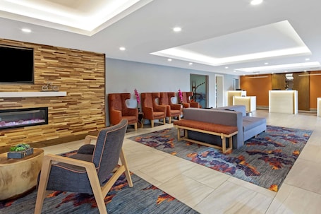 Lobby. La Quinta Inn & Suites by Wyndham San Francisco Airport N