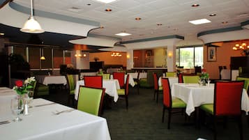 Melayani sarapan, makan siang, dan makan malam