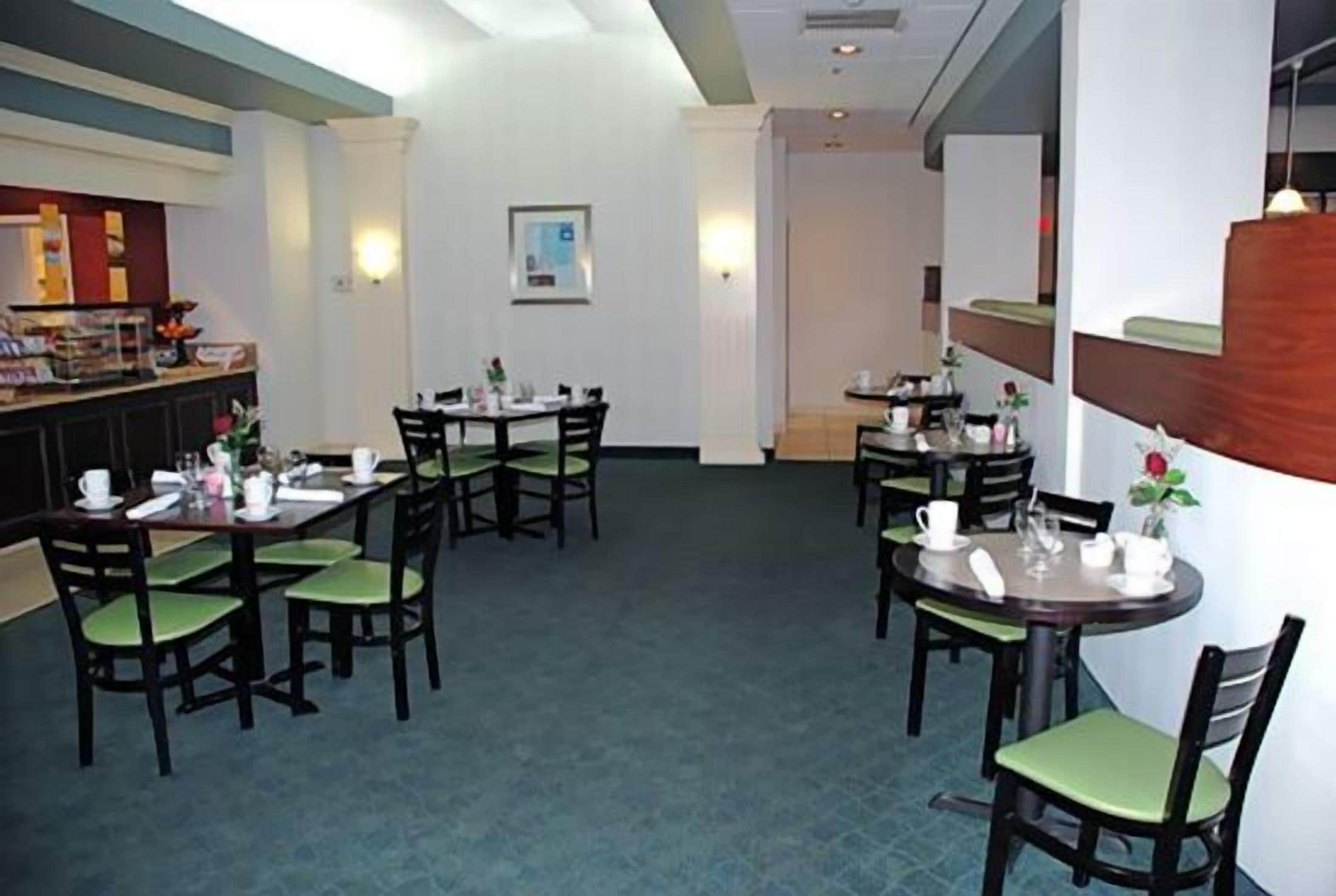 매일 뷔페 아침 식사(1인당 USD 12.95)