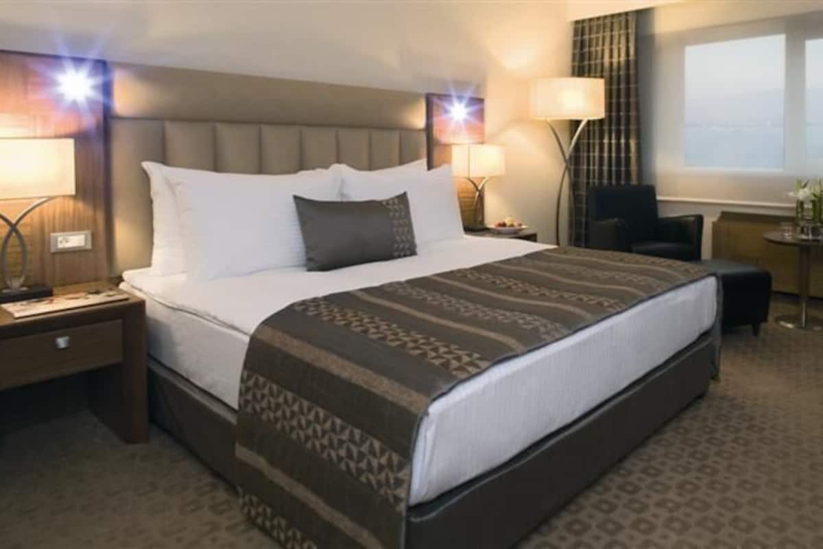 Executive Room, 1 King Bed | Minibar, in-room safe, desk, laptop workspace