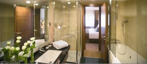 Baignoire, articles de toilette écologiques, séchoir à cheveux