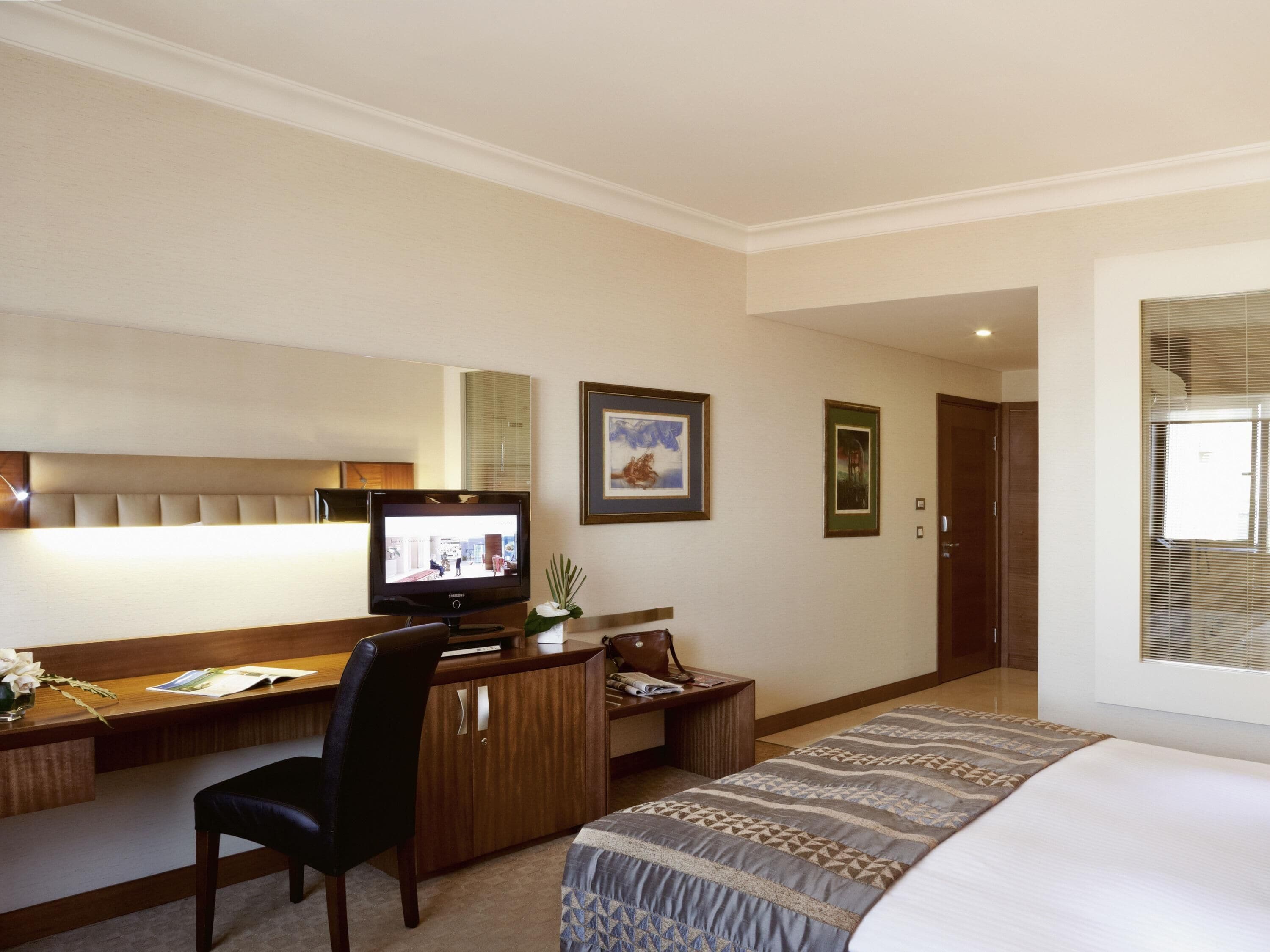 Superior Room, 1 King Bed | Minibar, in-room safe, desk, laptop workspace