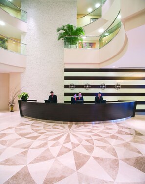 Reception - Mövenpick Hotel Izmir (Izmir)