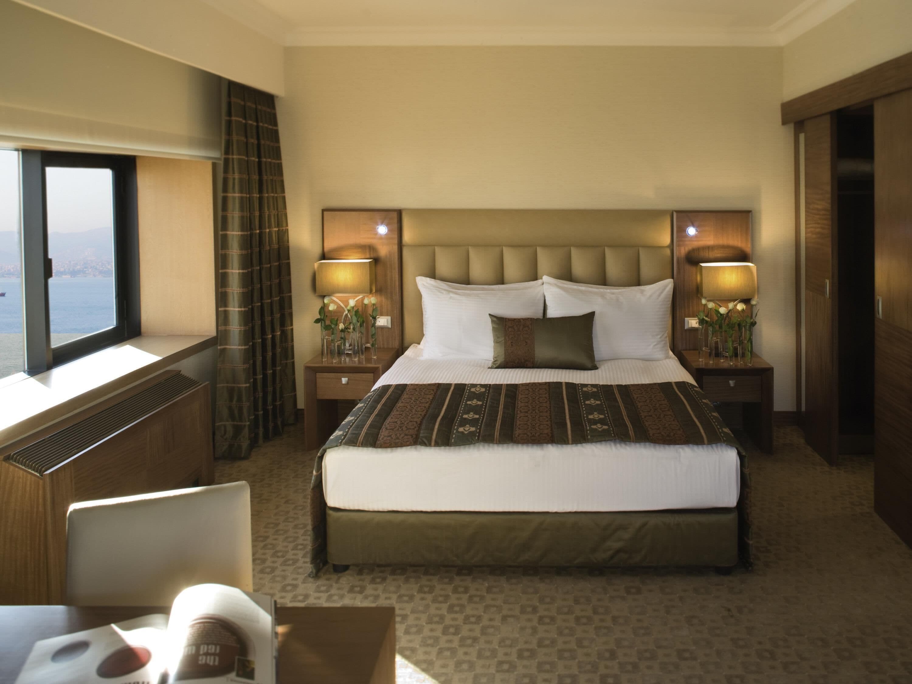 Family Room, 1 King Bed, Sea View | Minibar, in-room safe, desk, laptop workspace