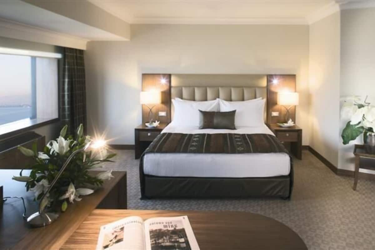 Junior Suite, 1 King Bed, Sea View | Minibar, in-room safe, desk, laptop workspace