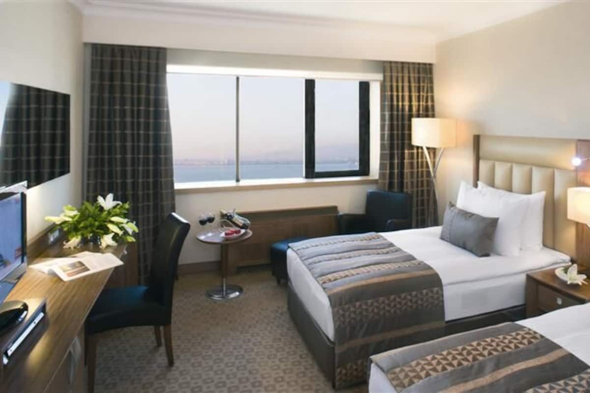 Executive Twin Room, 2 Single Beds | Minibar, in-room safe, desk, laptop workspace