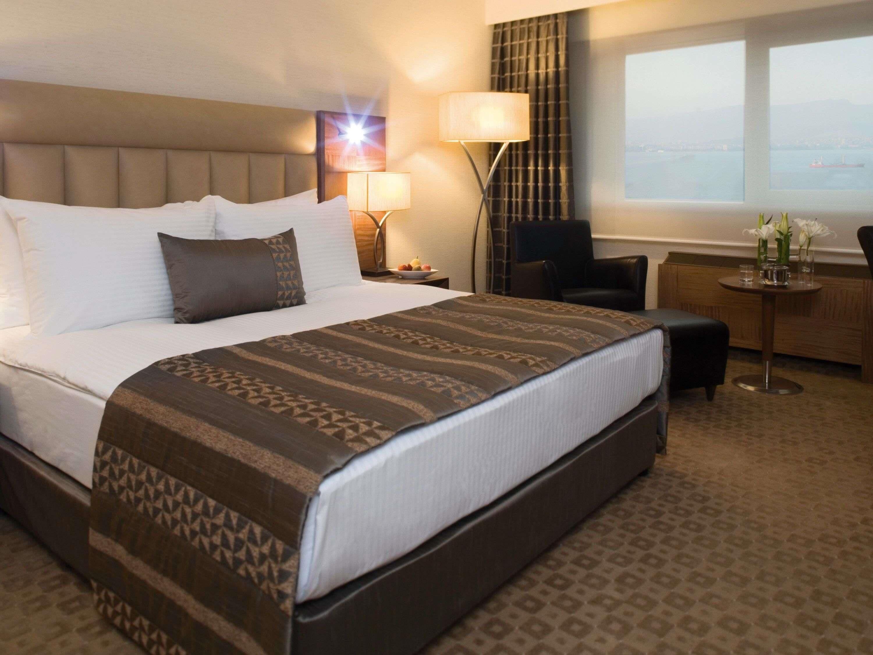 Executive Room, 1 King Bed, Partial Sea View | Minibar, in-room safe, desk, laptop workspace