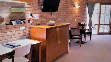 Executive Room, Balcony (Executive Queen Room) | Pillow-top beds, free minibar, desk, soundproofing