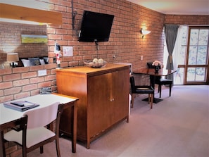 Chambre Exécutive, balcon (Executive Queen Room) | Surmatelas, articles gratuits dans le mini-bar, bureau