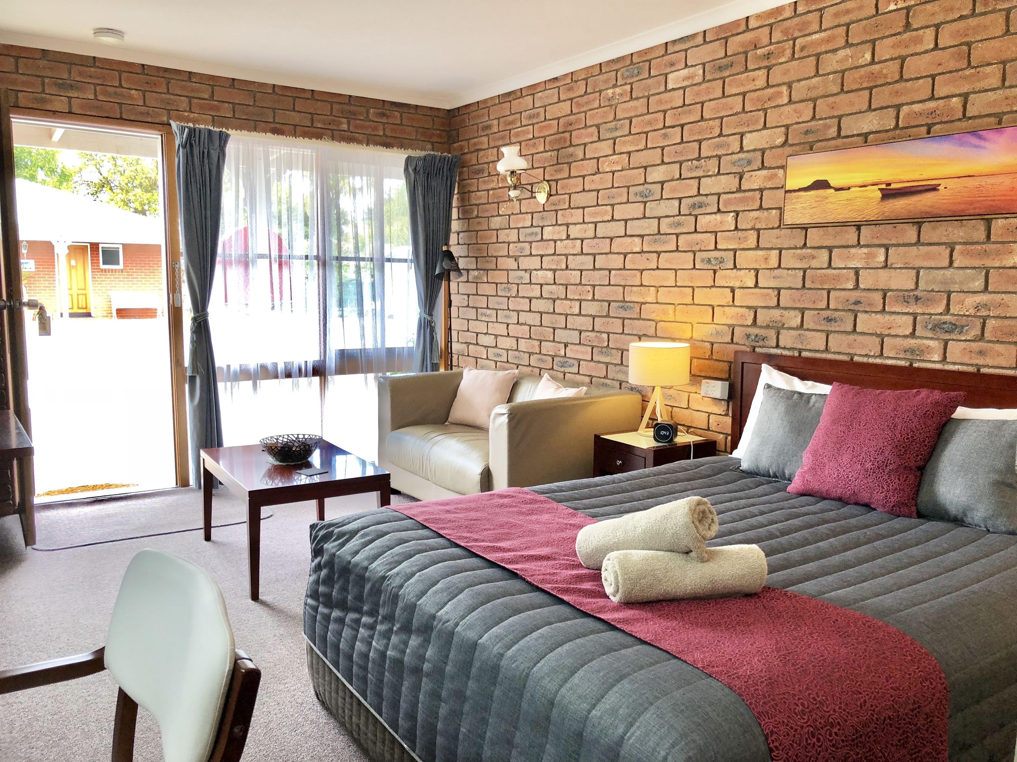 Phòng Deluxe, không hút thuốc (Deluxe Queen Room) | Nệm có lớp đệm bông, minibar với thức uống miễn phí, bàn 