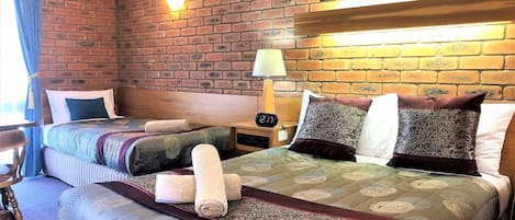 Habitación familiar | Camas con pillow-top, artículos del minibar gratis y escritorio