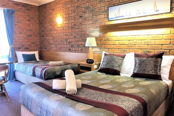 Chambre Familiale | Surmatelas, articles gratuits dans le mini-bar, bureau