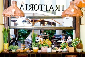 Mittagessen, Abendessen, italienische Küche, Speisen im Freien