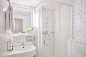 Suihkun ja ammeen yhdistelmä, ilmaiset hygieniatuotteet, hiustenkuivaaja