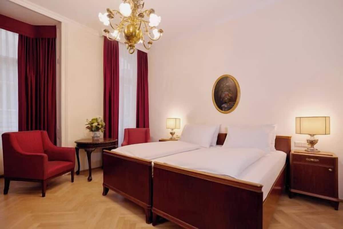 أغطية فراش متميزة وميني بار وخزنة داخل الغرفة وبديكورات فريدة لكل غرفة