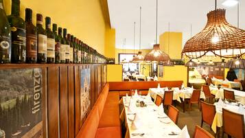 Lunch, dinner served; Italian cuisine, alfresco dining