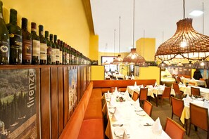 Lunch, dinner served; Italian cuisine, alfresco dining 