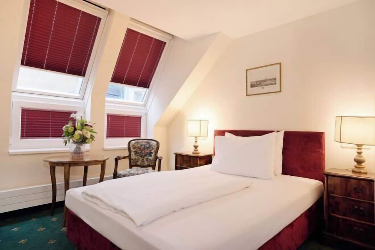 أغطية فراش متميزة وميني بار وخزنة داخل الغرفة وبديكورات فريدة لكل غرفة