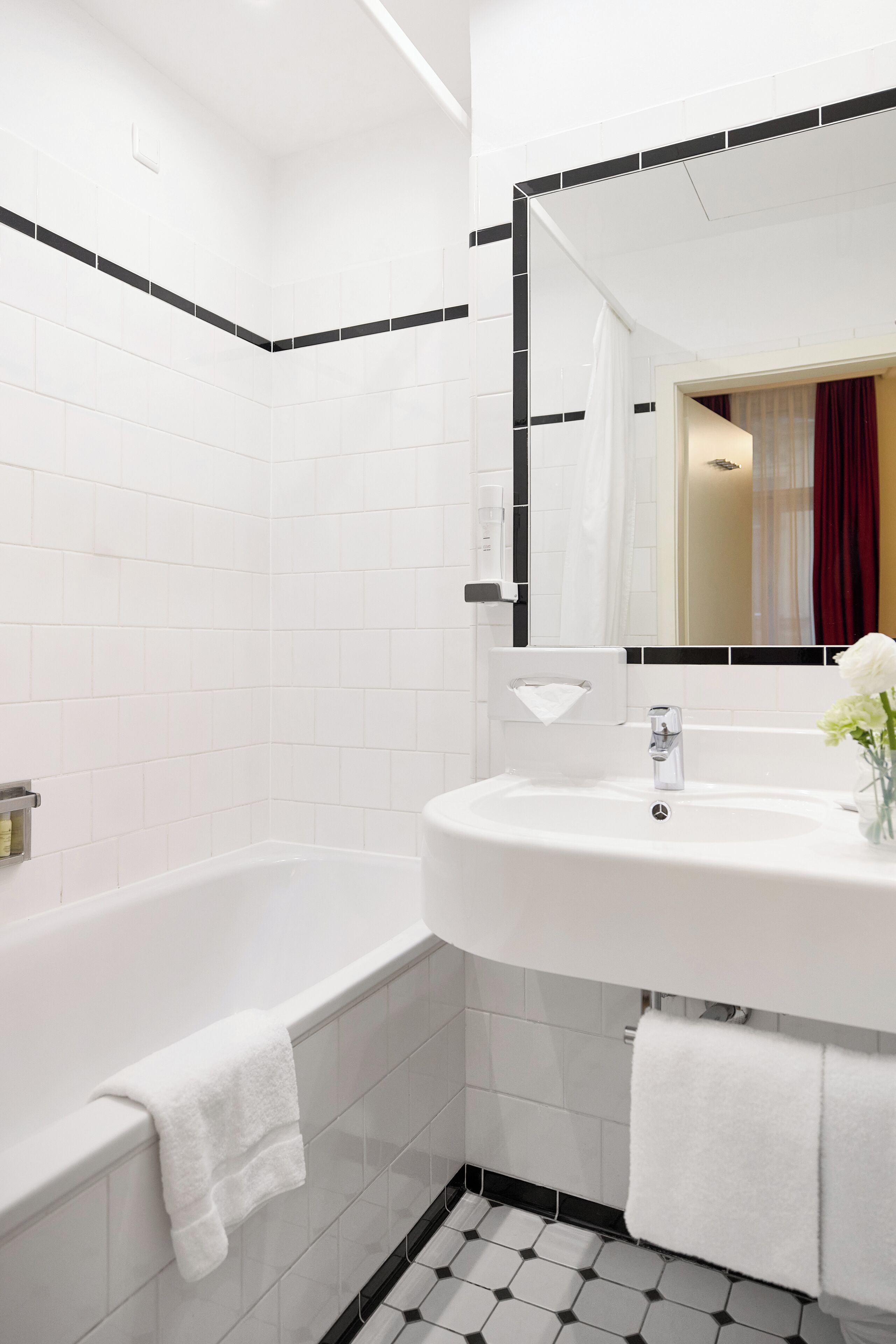 superior room | bathroom | combined shower/bathtub, free toiletries, hair dryer, towels