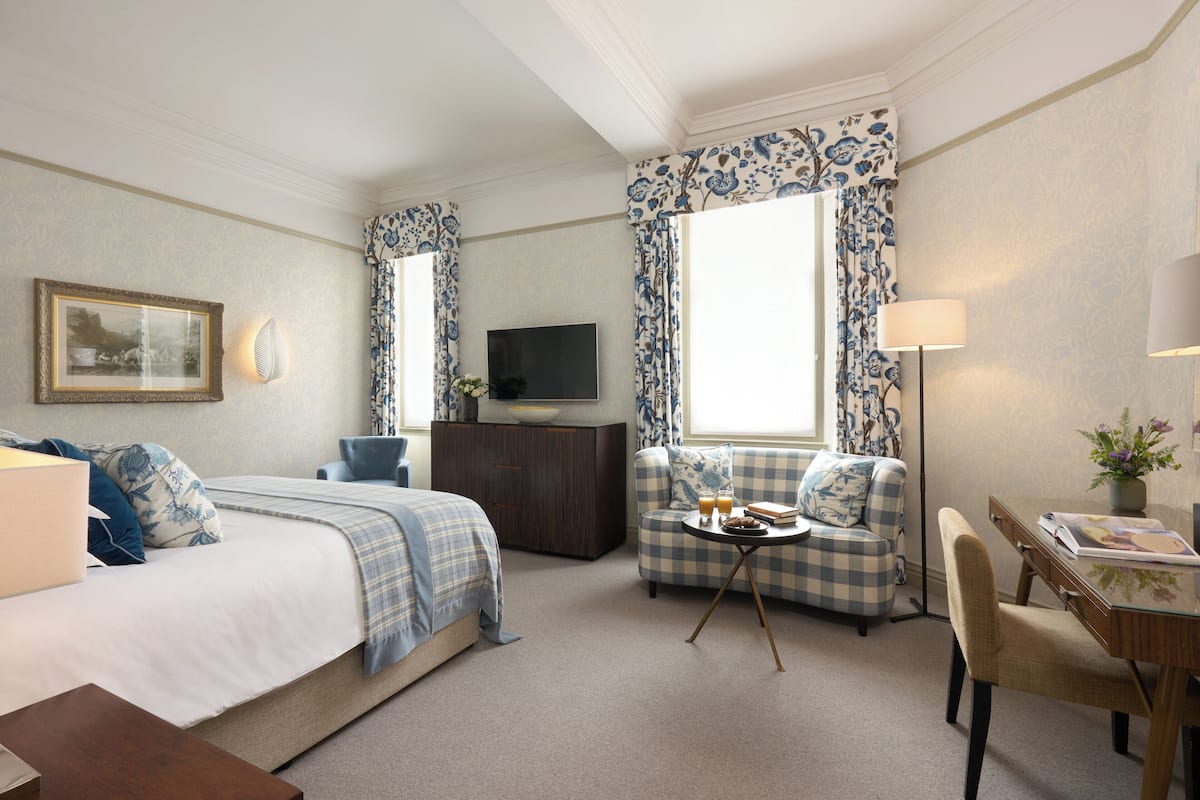 Executive Room | Premium bedding, minibar, in-room safe, desk