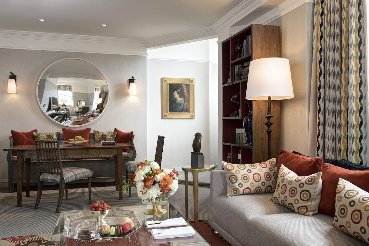 고급 침구, 미니바, 객실 내 금고, 책상