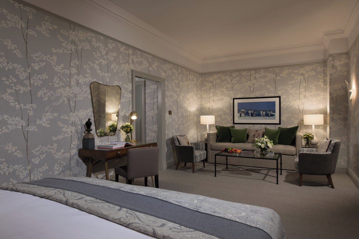 Suite Junior | Literie de qualité, minibar, coffre-fort, bureau