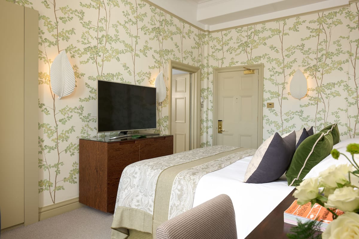 classic room | premium bedding, minibar, in-room safe, desk
