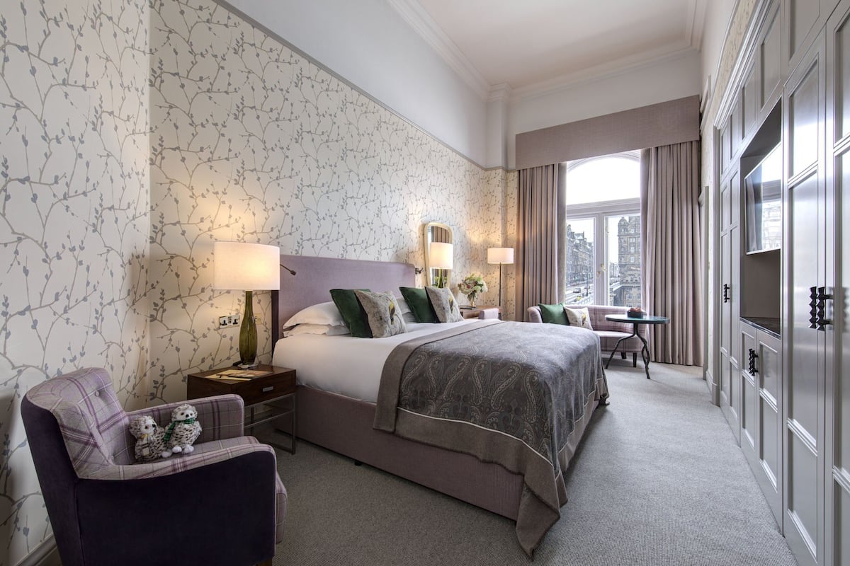 고급 침구, 미니바, 객실 내 금고, 책상