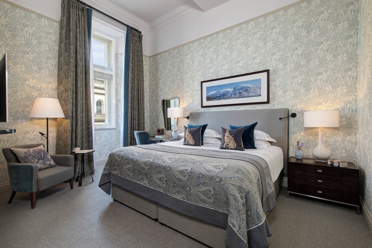 Premium bedding, minibar, in-room safe, desk