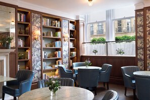 2 bars/lounges