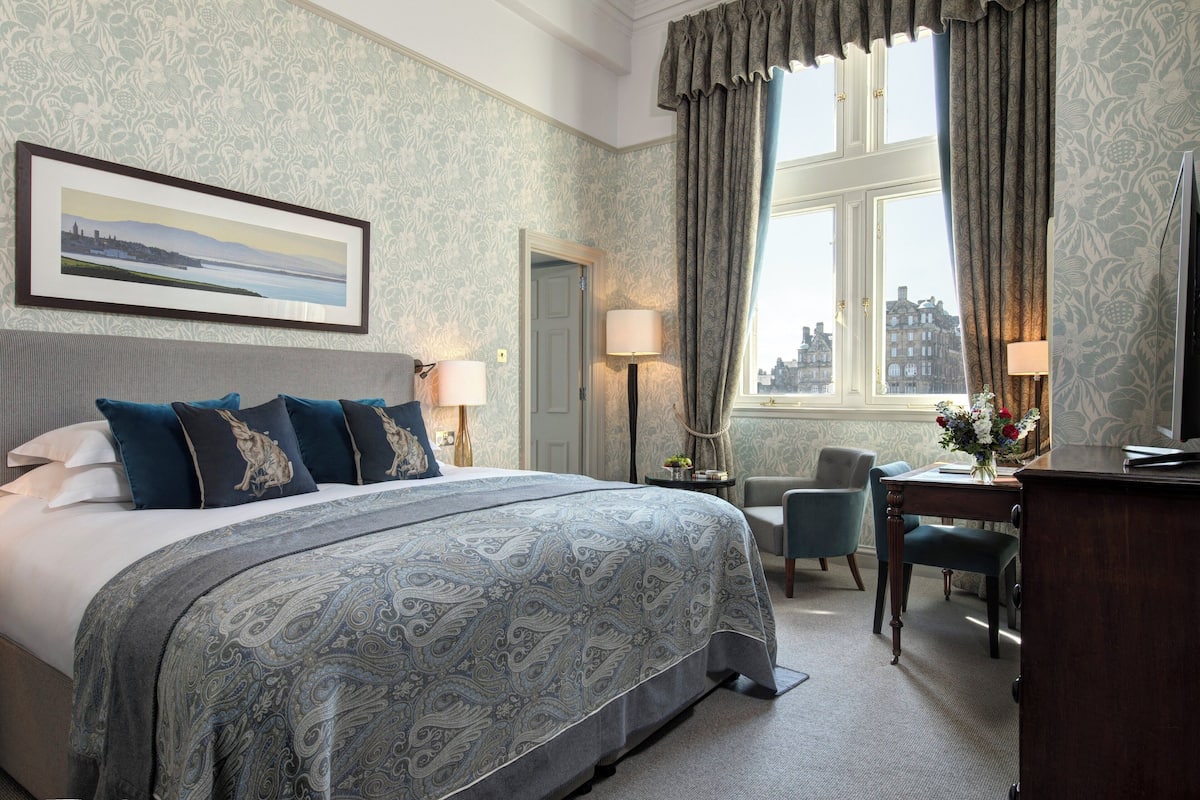 Premium bedding, minibar, in-room safe, desk