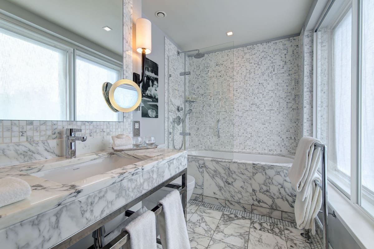 Bruser, designertoiletartikler, hårtørrer, badekåber