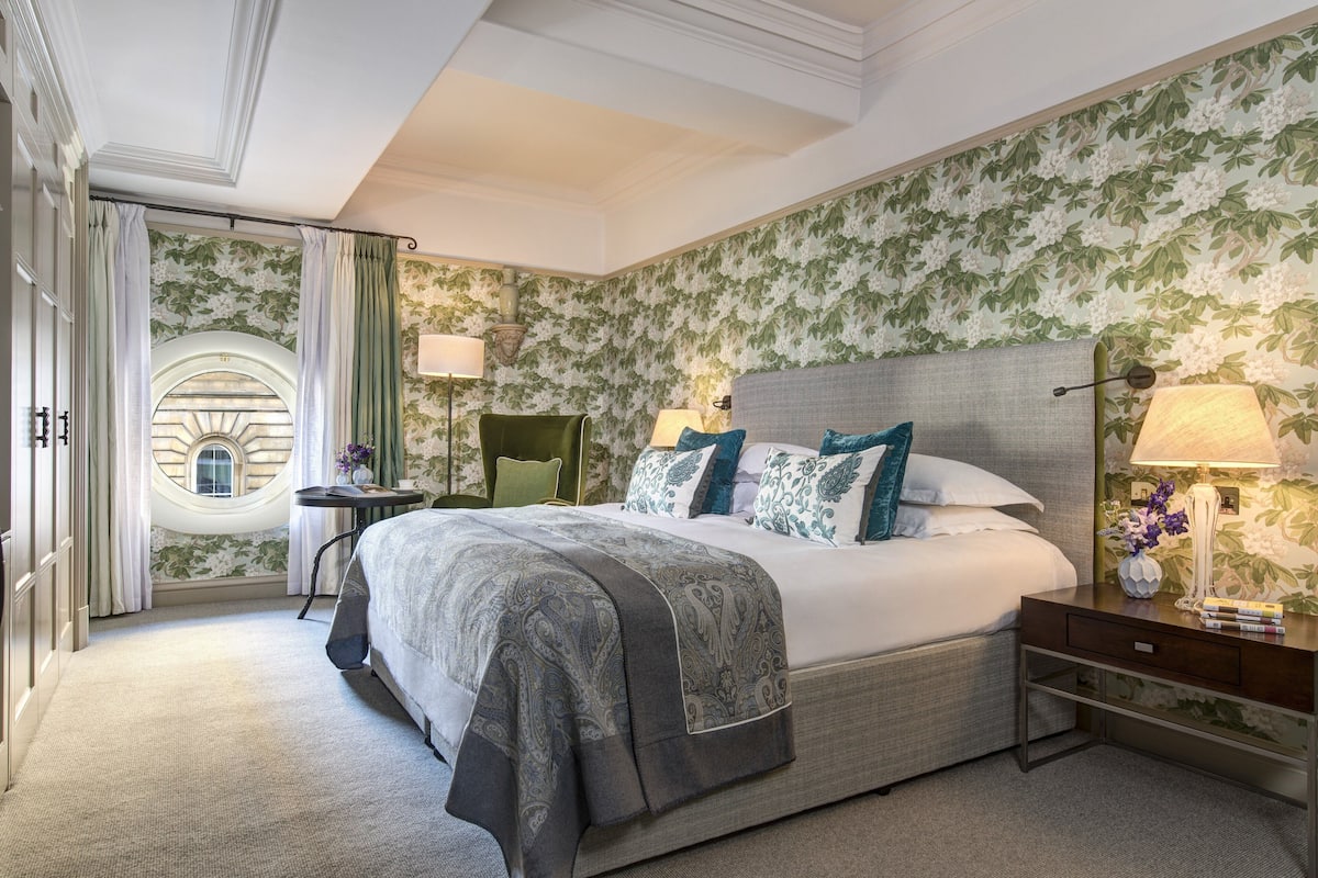 스위트 (Bowes-Lyon) | 고급 침구, 미니바, 객실 내 금고, 책상