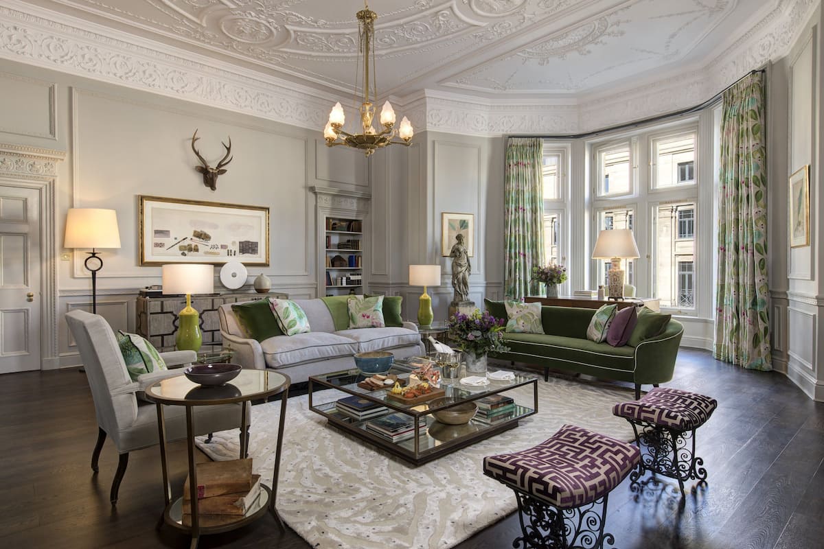 고급 침구, 미니바, 객실 내 금고, 책상