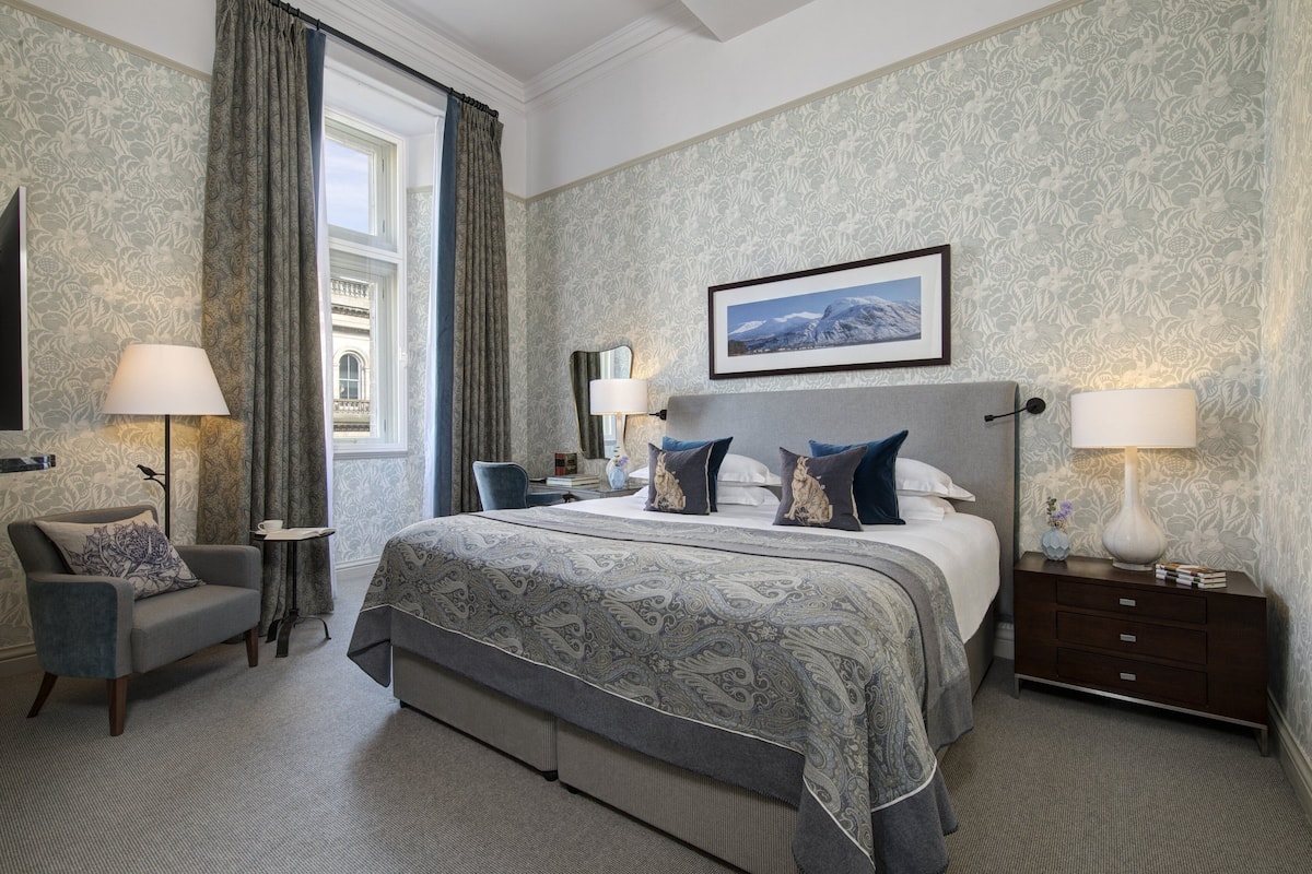 고급 침구, 미니바, 객실 내 금고, 책상