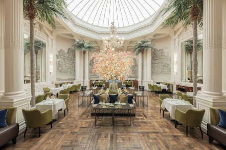 3 restaurants, breakfast served