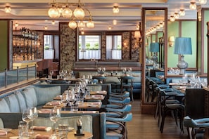 3 restaurants, breakfast served